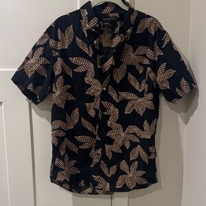 Banana Republic Men's Shirt with Navy and Tan Leaf Design